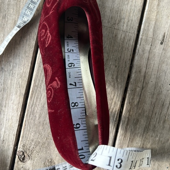 Vintage Notorious For Bakers Leeds Maroon Wine Velvet Kitten Heels Size 10B - Picture 10 of 12
